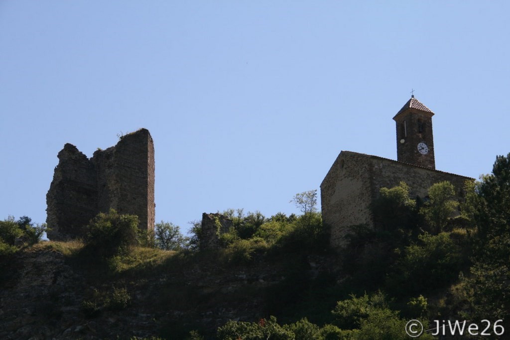 Donjon du château en ruines (1220) et ancienne église Ste Madeleine