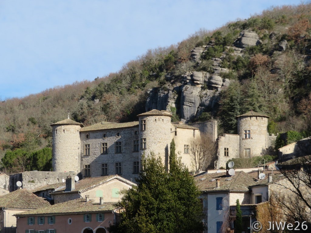 Vue du château depuis l'entrée du village