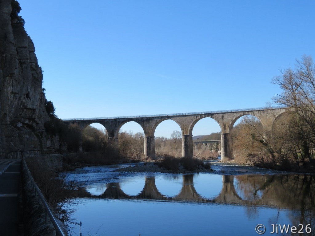 Pont achevé en 1878, il surplombe l'Ardèche