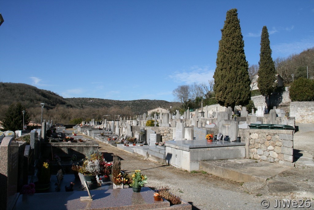 Un coin du cimetière communal de Vogüé