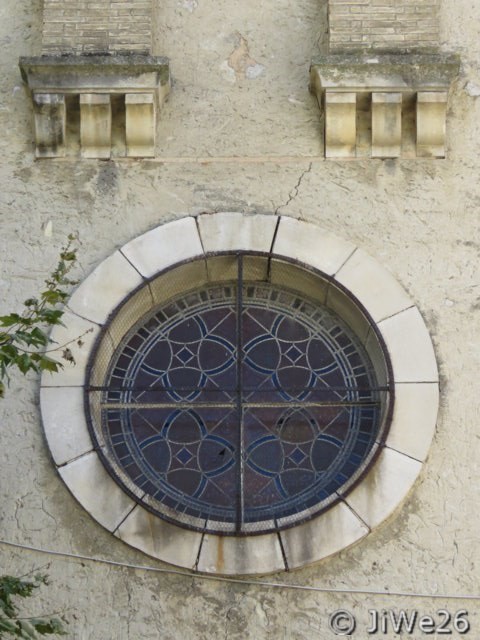 Rosace avec vitrail sur la façade de l'église