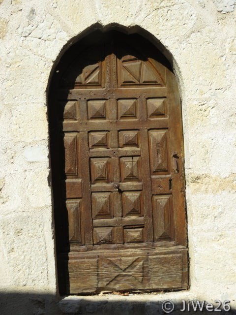 Une des nombreuses jolies portes anciennes du village