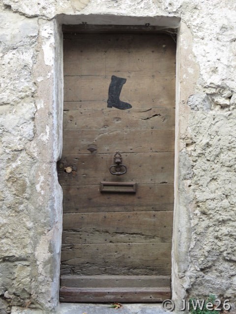 La porte très ancienne de la Maison du Bottier