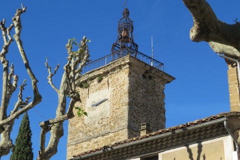La tour est surmontée d'un campanile en fer forgé