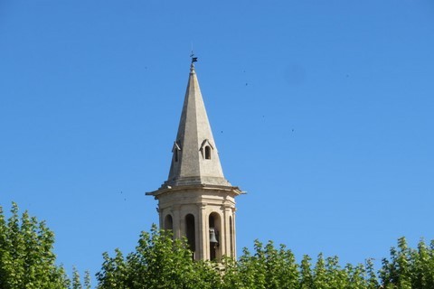 Clocher de l'église découronné et rebâti en 1845 réalisé en pierre de Caromb