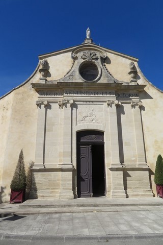 Porte de l'église archivolte encadrée par 4 pilastres ioniques 