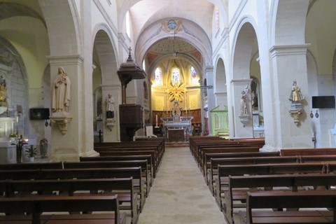 Intérieur de l'église avec choeur qui se termine par une abside voûtée d'arêtes à la manière gothique