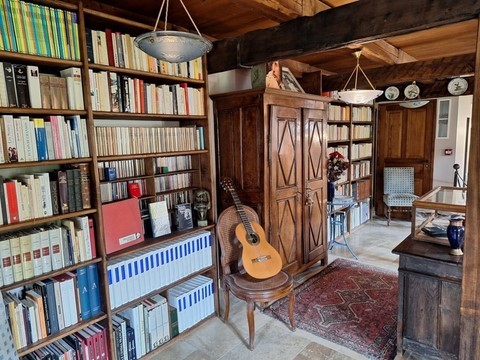 Reconstitution du bureau de Jean Ferrat avec sa bibliothèque