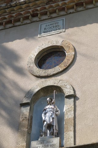 Gros plan sur la statue de Saint-Roch