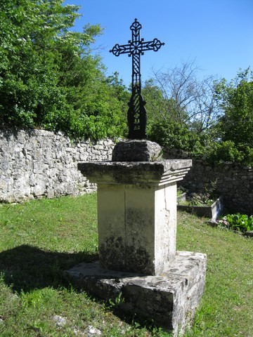 Monument funéraire dans l'ancien cimetière