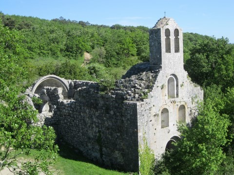 Du monastère de départ, il ne subsiste que les ruines de l'église et du prieuré.