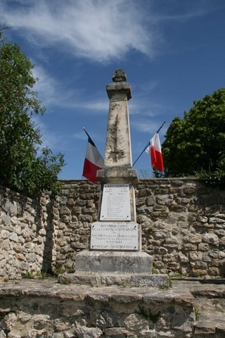 En entrant au village, à gauche, voici le monument aux morts