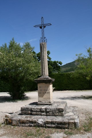 Cette croix de Mission du 4 mars 1855 se situe sur la place de l'église