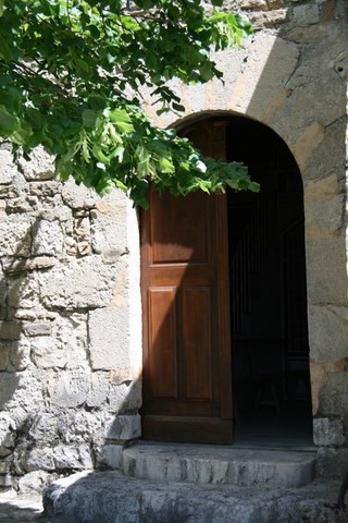 La porte d'entrée de l'église est ouverte, c'est bon signe