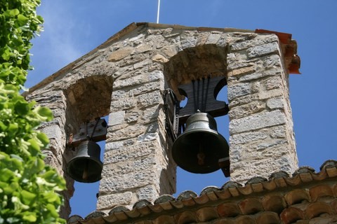 Coup d'oeil sur les deux cloches abritées par un clocher typique du XVIIe s.
