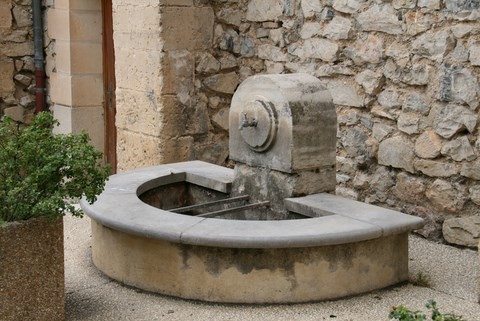 La fontaine à côté de l'église