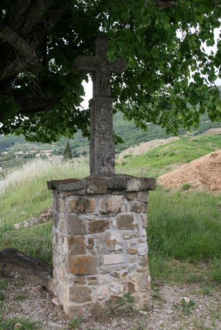 Croix en pierre au croisement Bourdoule et Champ Pouchin