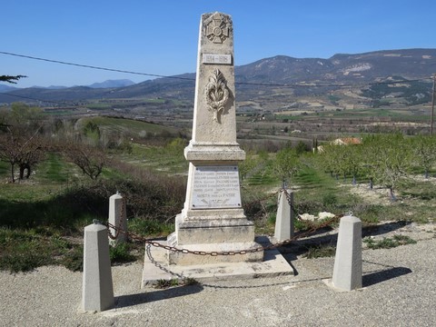 Monument aux morts 1914/1918 érigé en l'honneur des enfants de la commune