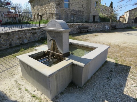 Au centre du village, la fontaine construite en 2000, témoignage provençal