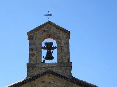 Gros plan sur la cloche de l'église