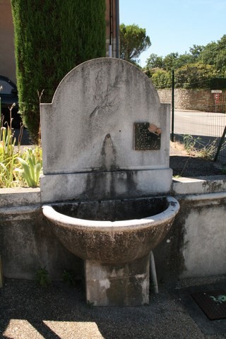 Borne-fontaine à proximité de la chapelle Saint-Roch