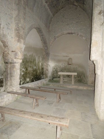 Tout comme son extérieur, la chapelle présente un intérieur austère