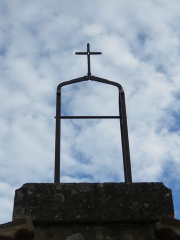 Croix en fer forgé qui fait office de clocher de la chapelle