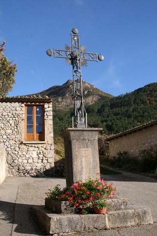Croix de Mission, à gauche devant l'église