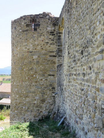 Une des deux tours circulaires épaulant les remparts