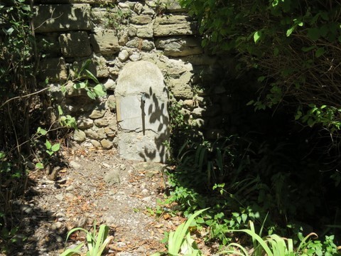 La fontaine adossée aux remparts