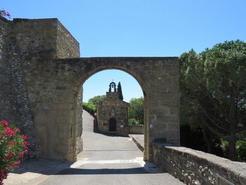 La chapelle ​Notre-Dame des Excès à travers de la Barbacane