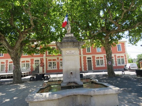 Ensemble fontaine et école