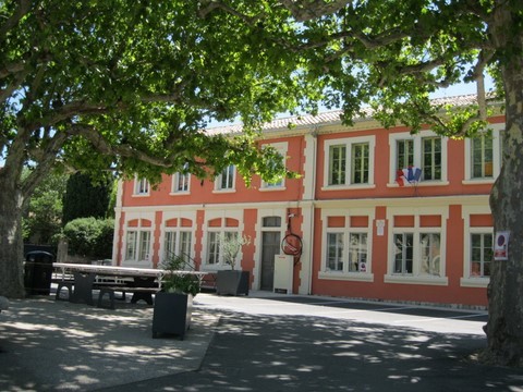 Le bel immeuble de l'école Place du Général de Gaulle