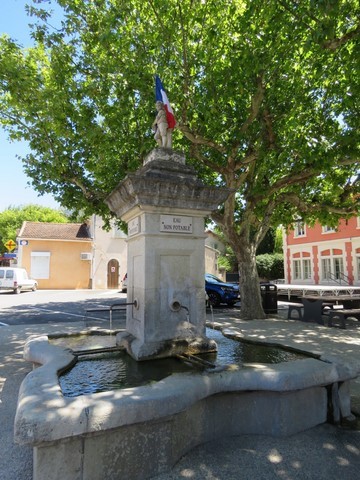 La très jolie fontaine au centre de la Place du Général de Gaulle