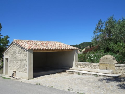 La fontaine et le lavoir superbement restaurés