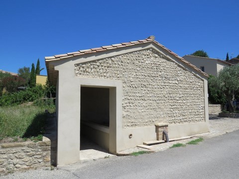 Entrée latérale du lavoir