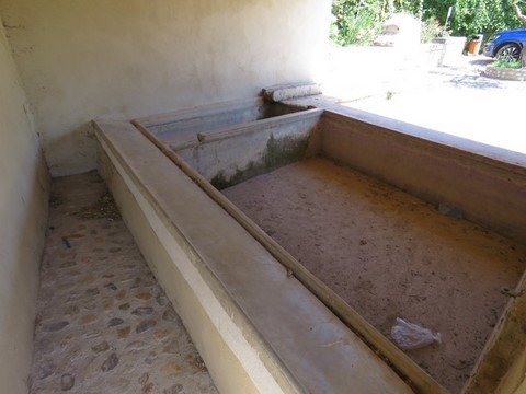 Le lavoir se trouve au chemin de la fontaine