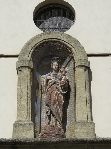 Statue de la Vierge et l'enfant au dessus de la porte