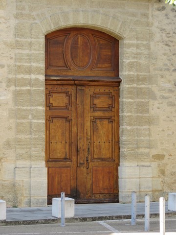 Entrée de l'église avec façade de style classique