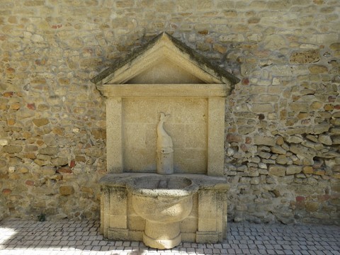 Fontaine située sur la gauche du ravelin