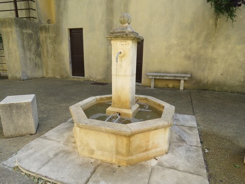Fontaine sur la place de Travaco Siccomario