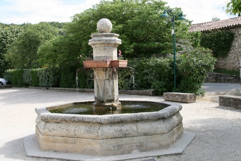 Chantemerle-lès-Grignan_La fontaine - Place Bernard Barbier
