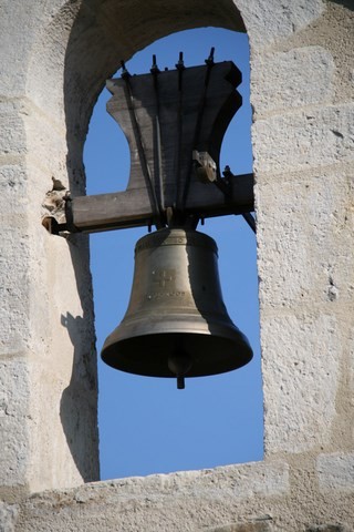 La cloche avec son inscription 1674-2005