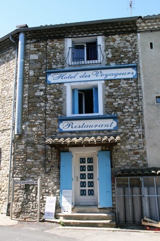 L'Hôtel des Voyageurs et son restaurant, j'ai adoré son look