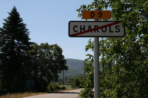 Charols en latin signifie carrefour