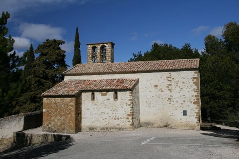 Deux kilomètres avant le village, l'église romane Saint-Michel