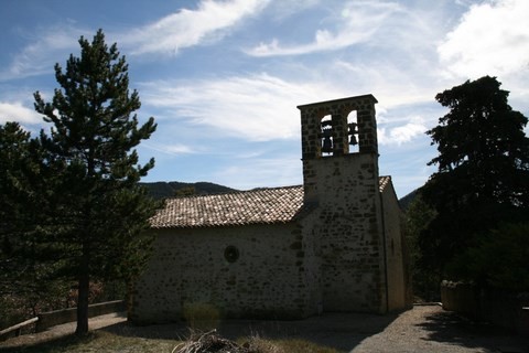 Vue arrière de l'église romane de Châteauneuf -de-Bordette