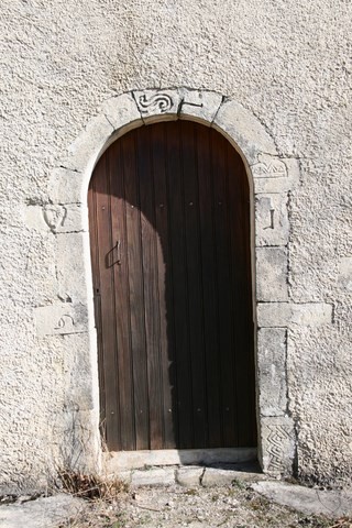 La porte d'entrée, avec les marques lapidaires sur les pierres