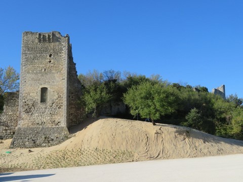 Cette majestueuse tour à bossage était la tour de défense de l’angle nord-est des remparts