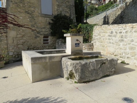 Le lavoir à l'entrée du village